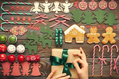 Eller üzerinde Noel hediyesi 