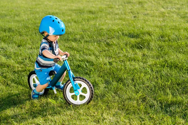 Αγόρι στο κράνος ιππασίας μπλε ποδήλατο — Φωτογραφία Αρχείου