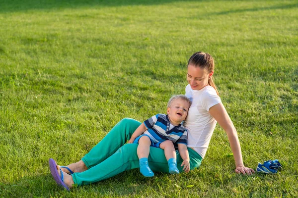 Mujer y niño divertirse al aire libre —  Fotos de Stock