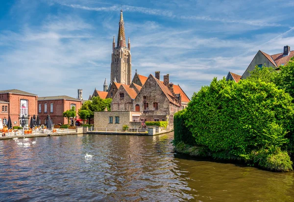 Bruges paisagem urbana com canal de água — Fotografia de Stock