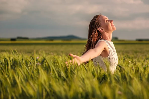 Frau in weißem Kleid auf grünem Feld. — Stockfoto