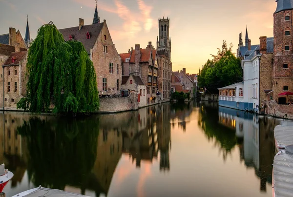 Paysage urbain de Bruges avec canal d'eau — Photo