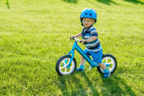 Ragazzo in casco in bicicletta blu — Foto Stock