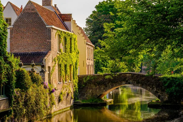 Panoramę miasta Brugia z kanał wodny — Zdjęcie stockowe