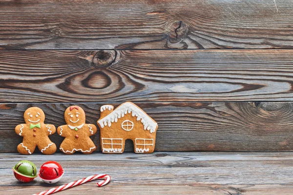 Casa de jengibre de Navidad y pareja — Foto de Stock