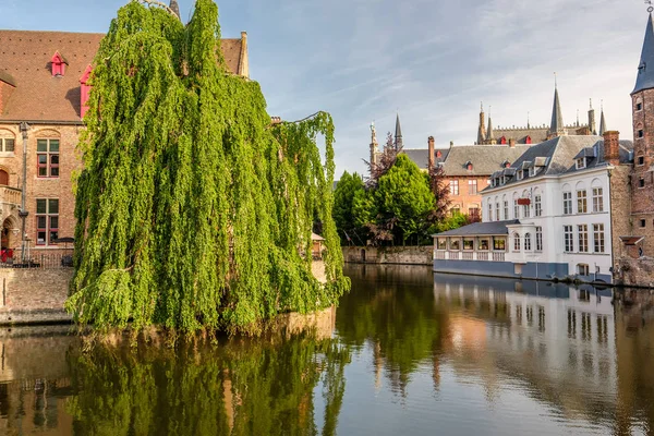 Bruges paisagem urbana com canal de água — Fotografia de Stock