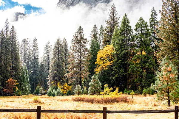 Valle de Yosemite en la mañana de otoño — Foto de Stock