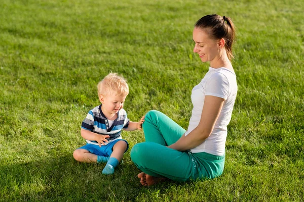 Donna e bambino si divertono all'aperto — Foto Stock