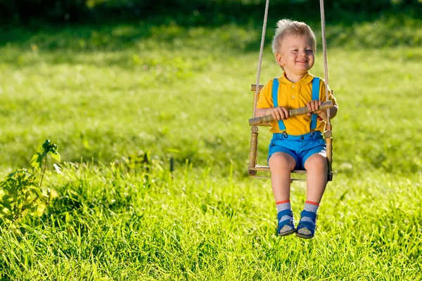 Peuter jongen swingen — Stockfoto