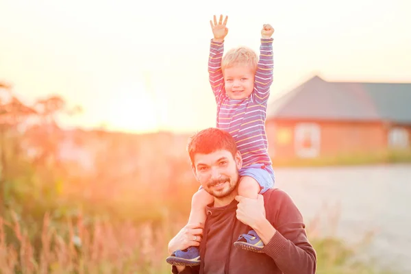 Padre e hijo en la luz del sol puesta del sol —  Fotos de Stock