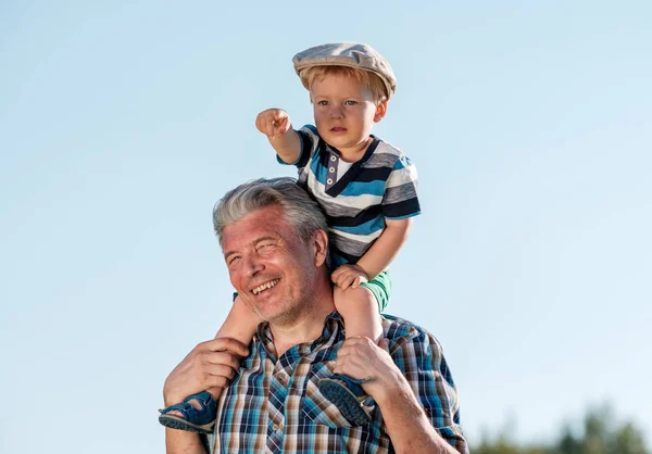 Avô carrega neto nos ombros — Fotografia de Stock