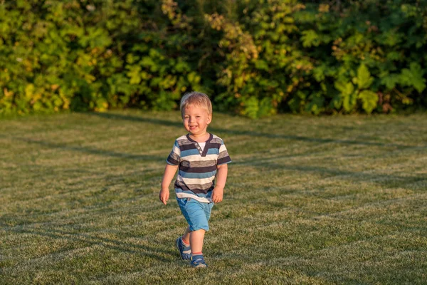 Niño pequeño corriendo bajo la luz del sol —  Fotos de Stock