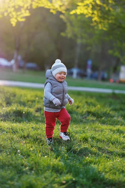 Bambino bambino in giacca calda gilet all'aperto. Bambino al parco . — Foto Stock