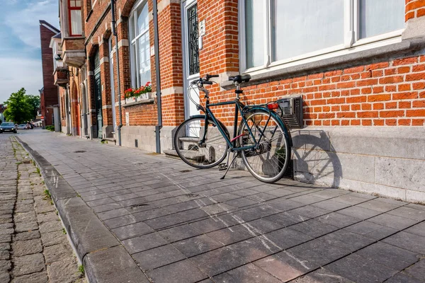 Bisikleti sokağa park ettim. — Stok fotoğraf