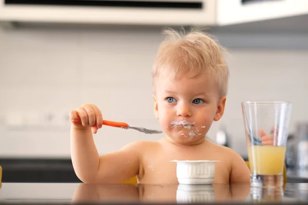 Baby boy eating yogurt — Stock Photo, Image