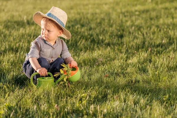 Yürümeye başlayan çocuk giyen hasır şapka — Stok fotoğraf
