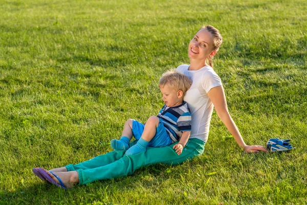 Žena a dítě má zábavu na louce — Stock fotografie