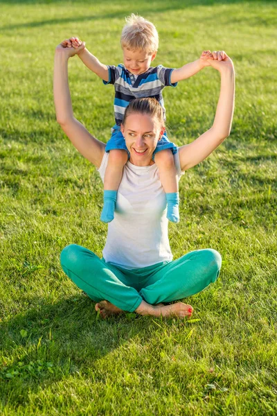 Женщина и ребенок веселятся на открытом воздухе — стоковое фото