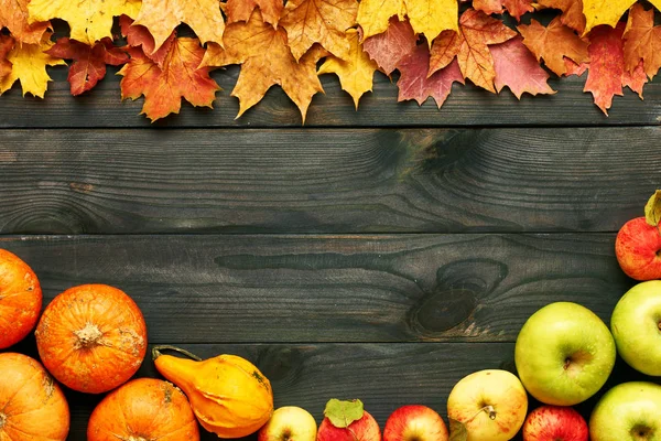 Feuilles, pommes et citrouilles sur fond bois — Photo