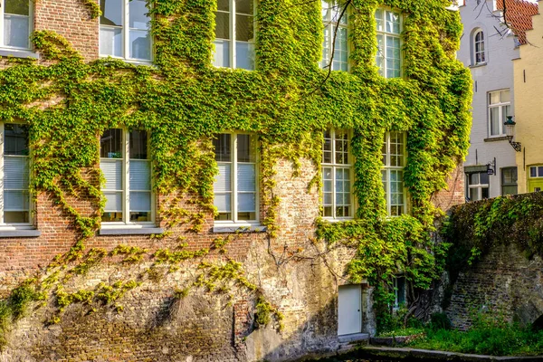 Paysage urbain de Bruges avec canal d'eau — Photo