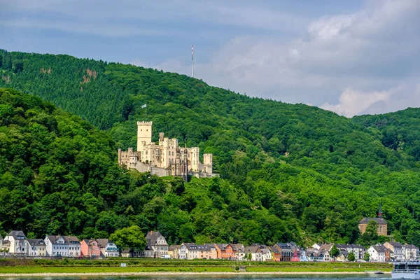 Castle with buildings above river — Stock Photo, Image