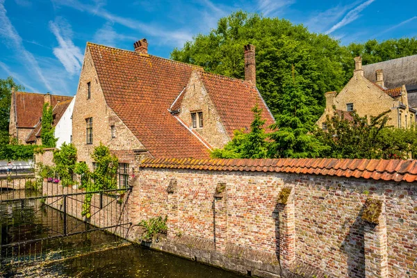 Paisaje urbano de Brujas con canal de agua —  Fotos de Stock