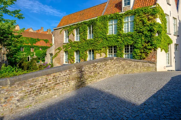 Brügger Straße mit Brücke — Stockfoto