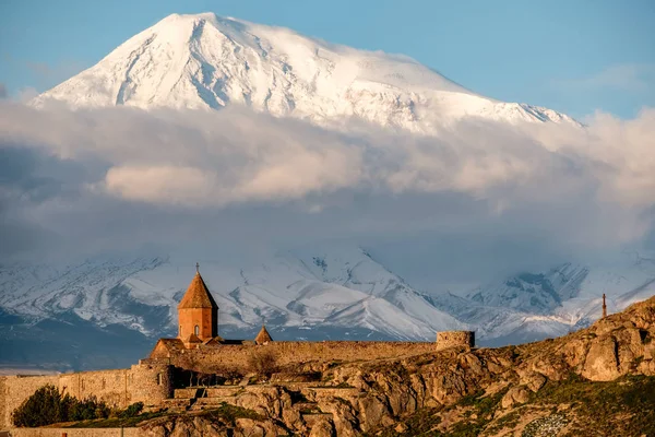 Dağ ile eski manastır — Stok fotoğraf