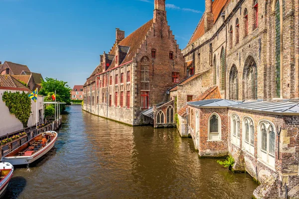 Paisaje urbano de Brujas con canal de agua —  Fotos de Stock