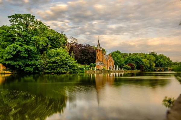 Зеленые деревья и замок с озером — стоковое фото