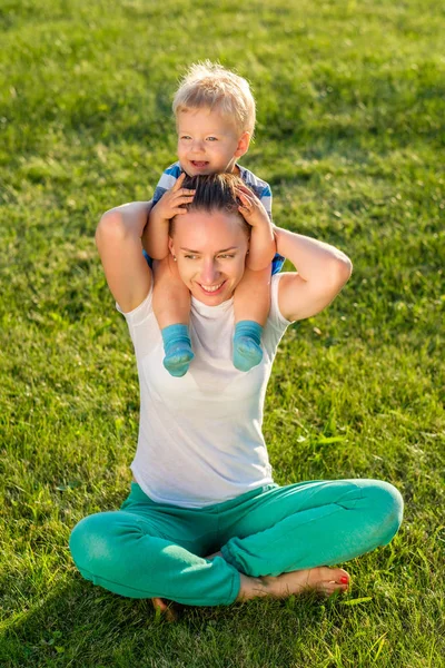 Mujer y niño divirtiéndose en el prado — Foto de Stock