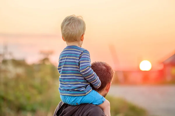 Pai e filho ao pôr-do-sol — Fotografia de Stock