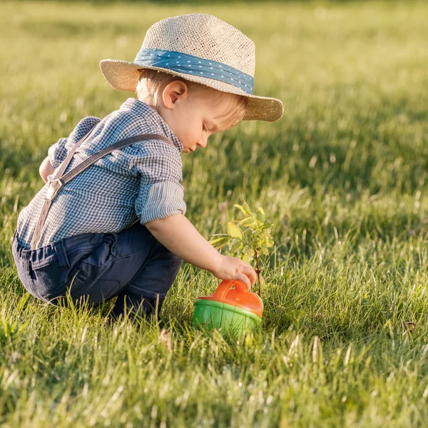 Toddler anak mengenakan topi jerami — Stok Foto