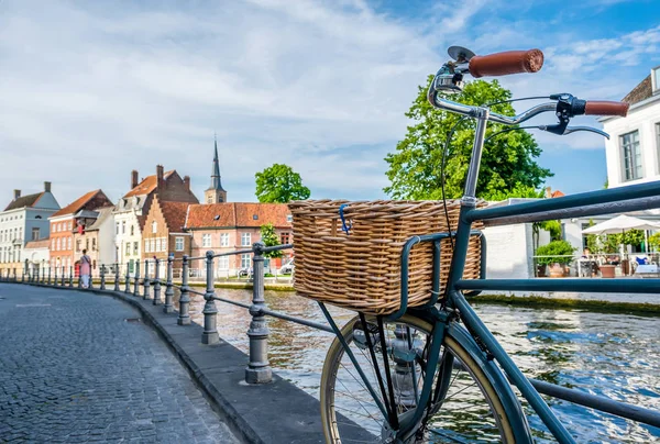 Bruges cityscape bisiklet ile — Stok fotoğraf