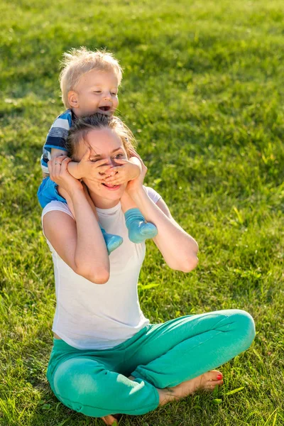 Donna e bambino si divertono all'aperto — Foto Stock