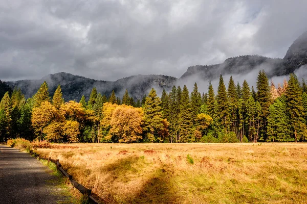 Yosemite Valley in autunno mattina — Foto Stock