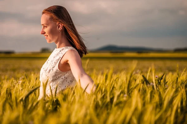 Žena v šatech na pšeničné pole — Stock fotografie