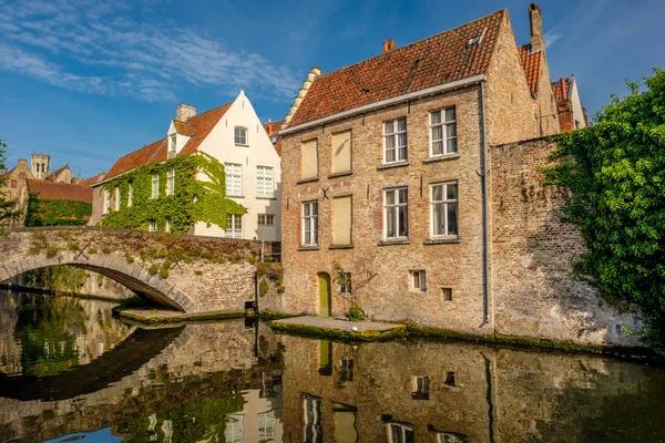 Bruges paisagem urbana com canal de água — Fotografia de Stock