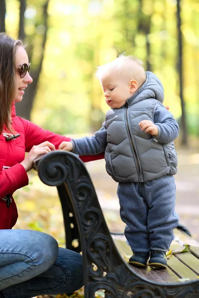 Bebek çocuk annesi ile parkta — Stok fotoğraf