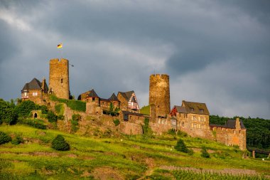 Kale ve üzüm bağları dramatik gökyüzü altında