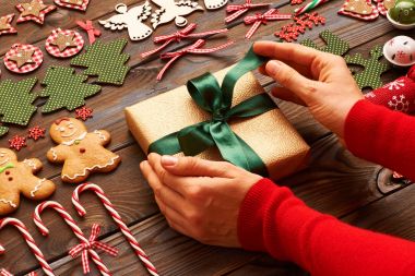 eller üzerinde Noel hediyesi