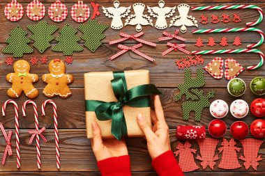 eller üzerinde Noel hediyesi