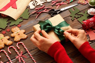 eller üzerinde Noel hediyesi