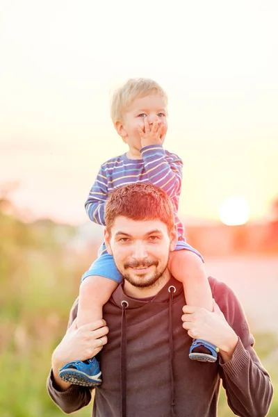 Hombre y niño divirtiéndose al aire libre — Foto de Stock