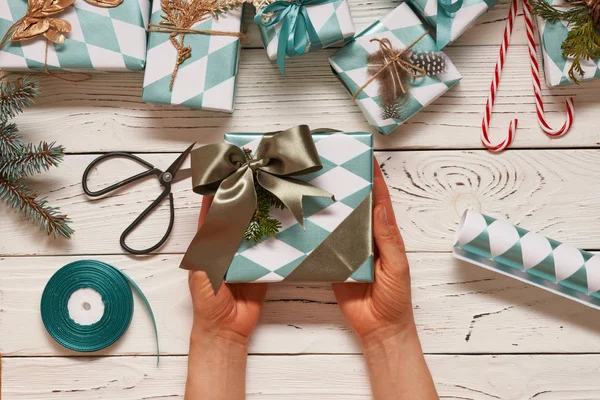 Frau verpackt Weihnachtsgeschenke — Stockfoto