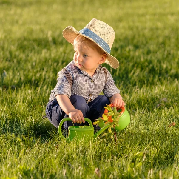 Bébé garçon avec arrosoir — Photo