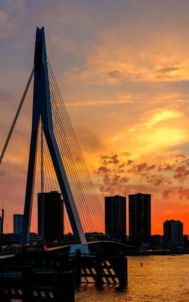 Városképet gazdagító épületnek szánták a hídon naplementekor — Stock Fotó