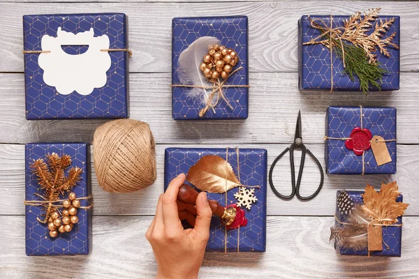 Noel hediyelerini paketleyen kadın.