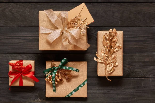 Cadeaux de Noël dorés sur bois — Photo