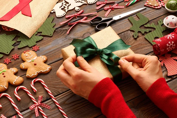 eller üzerinde Noel hediyesi